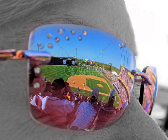 太阳镜中反映的棒球比赛图片