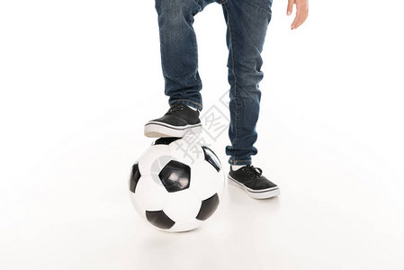 在足球上站着脚的小孩被图片