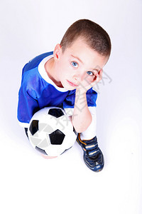 有足球的跪着的男孩图片