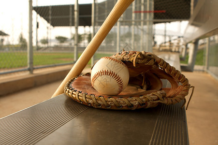桌上的棒球背景图片