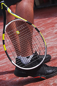 带球拍的网球运动员腿图片