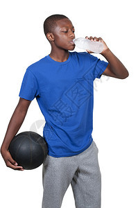 有篮球的年轻黑人非裔美国人的图片