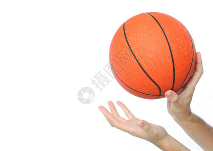 手投掷或接住孤立的篮球背景图片