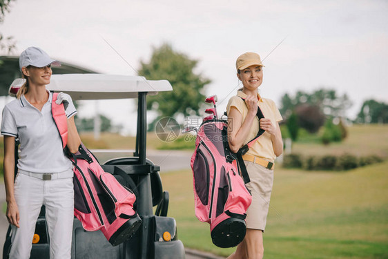 夏日在高尔夫球场用高尔夫装备着大杯和帽子图片
