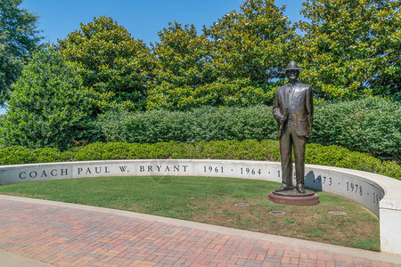 阿拉巴马大学校园的贝尔布赖恩特雕像图片