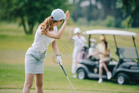 高尔夫俱乐部在绿色草坪上高尔夫图片