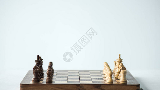 带有棋子的棋盘用于在白色上背景图片