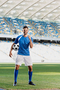 穿着蓝白制服的快乐职业足球运动员图片