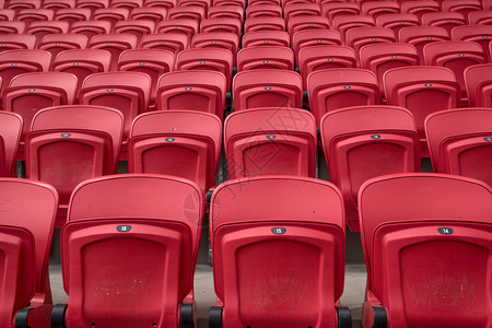 体育场内一排鲜红的座位图片