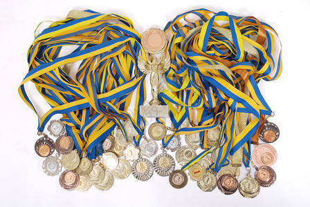 许多金银和青铜奖章在白种图片