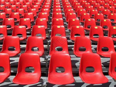 红色的空体育场椅子但准备在比赛图片