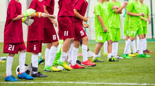 儿童足球比赛训练和足球锦标赛孩图片