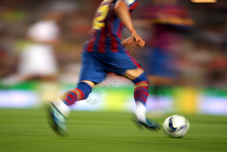 足球运动员的腿在运动图片