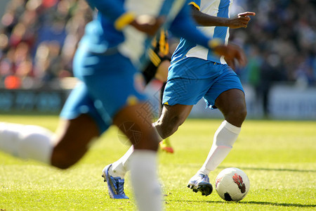 足球运动员在比赛中的双腿动作图片