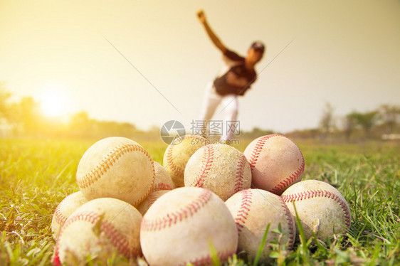 棒球员在外面练习投球图片
