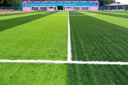带有绿色人造草坪和体育场的新足球场图片