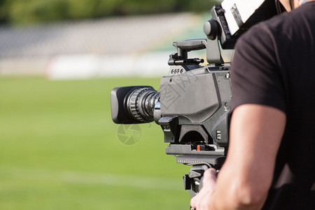 Tv摄影机在足球足球图片