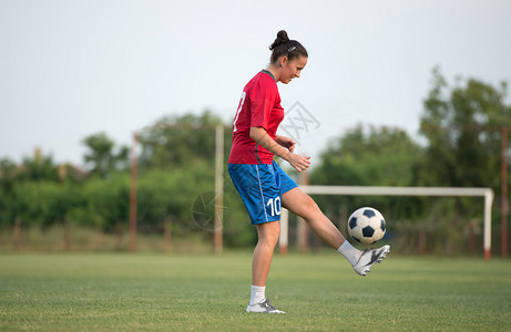球场上的女足球运动员图片