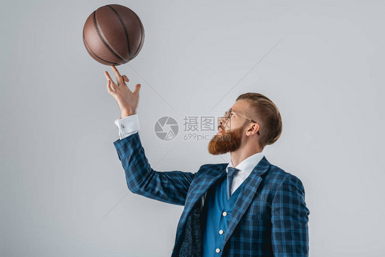 穿着西装帅哥的一面和戴着篮球图片