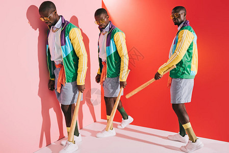 有棒球在演播室行走的时髦的非裔美国年图片