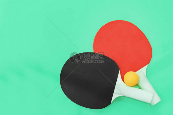 两张乒乓球桌网球拍在图片
