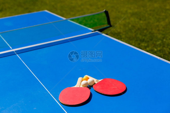 红色桌网球和网球在网球桌上的背包图片
