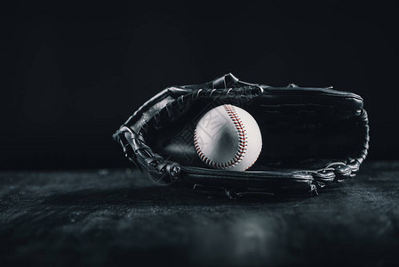 黑色皮革棒球手套和球的特写视图背景图片