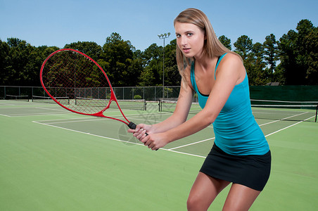 一个玩网球游戏图片