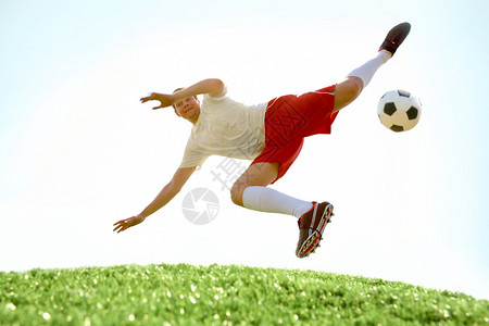 足球运动员在飞踢期间的形象图片