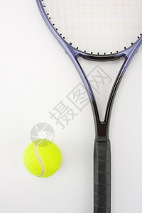 网球拍和黄色球的特写图片