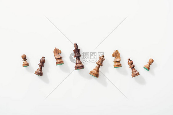 白色背景上的木象棋图片