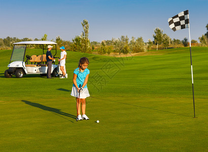 青年体育家庭在高尔夫球图片