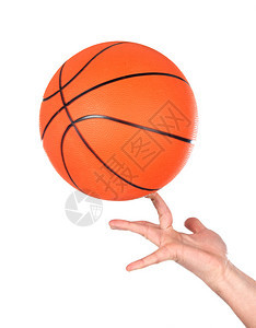 双手与白背景的篮球保持两手平衡以孤立于图片