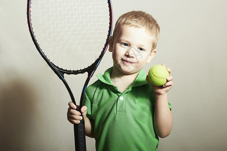 小男孩打网球的画像运动儿童有网球图片