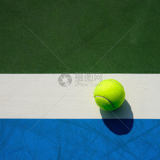 在网球场背景的网球图片