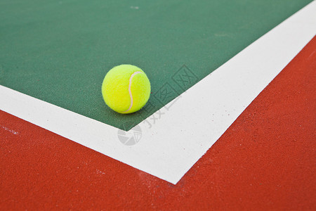 在有球的基线的网球场图片