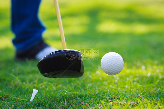 高尔夫球在高尔夫球场与驾图片