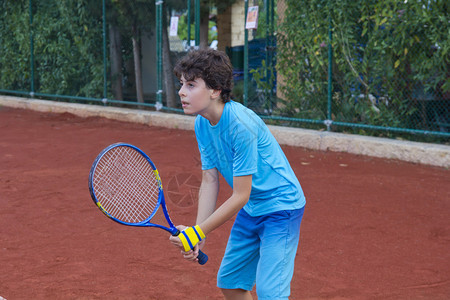 男孩打网球图片