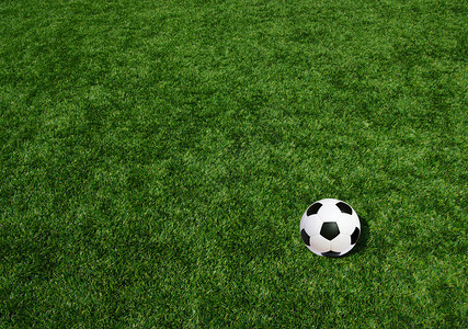 绿色草坪上的足球图片