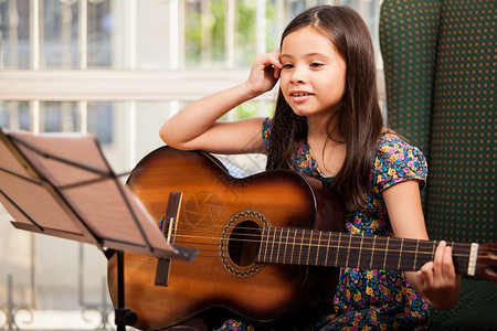 在家弹吉他的小女孩图片