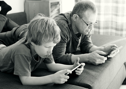 父子在平板电脑上玩游戏黑白图片