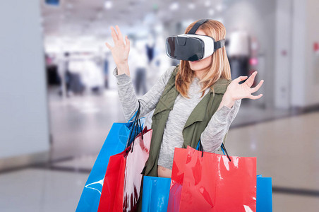 女人虚拟VR购物体验图片