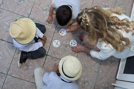 四个孩子在外玩棋图片