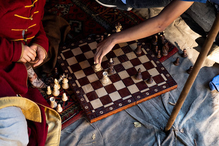 两个人在户外下棋关上门只图片