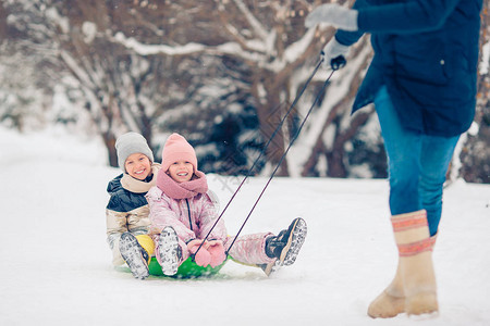 家庭滑雪快乐冬天图片