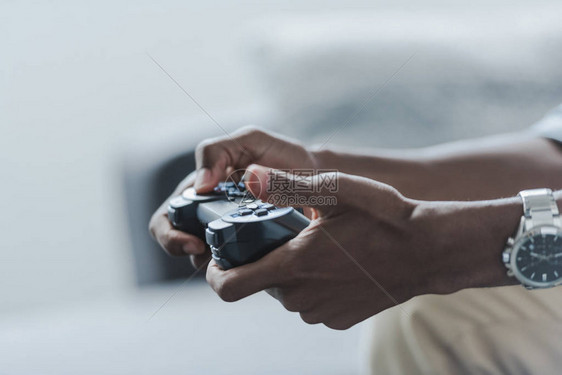 非裔美国人在家里玩电游戏玩棍棒游图片