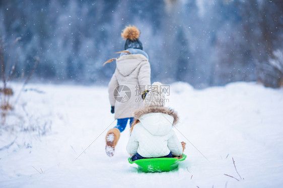 可爱的小快乐女孩在冬季雪天滑雪圣诞节前夕户外图片