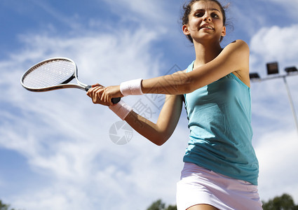 打网球的女孩背景图片