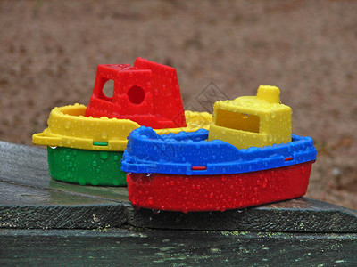 在雨中留下的玩具船在一图片