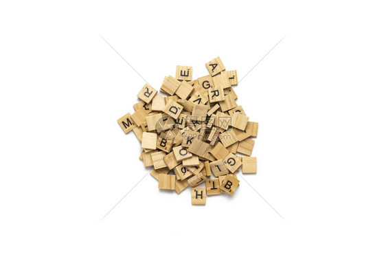 用于桌上游戏的带有字母的木制平板电脑白色孤立的背景玩拼字游戏图片